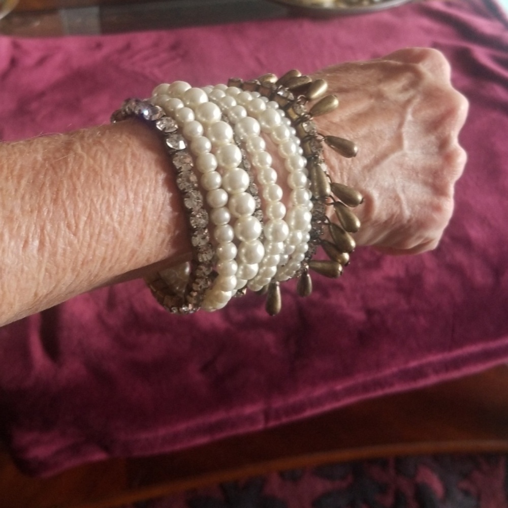 Unique woman's pearl bracelet